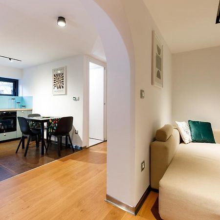 Stylish City Apartment Split Exterior photo