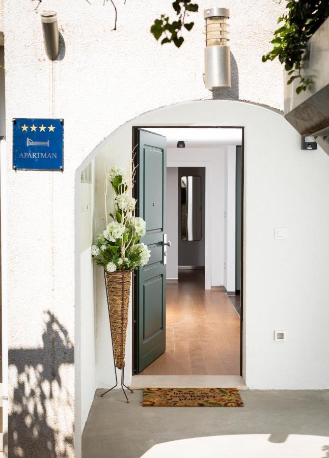 Stylish City Apartment Split Exterior photo