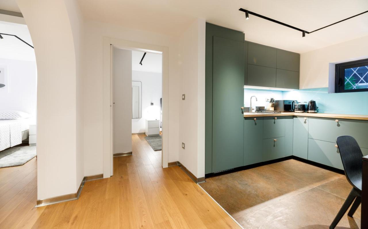 Stylish City Apartment Split Exterior photo