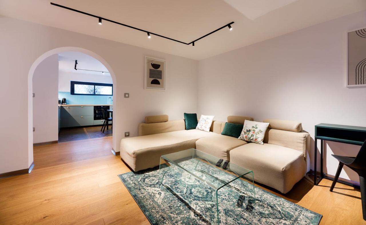 Stylish City Apartment Split Exterior photo