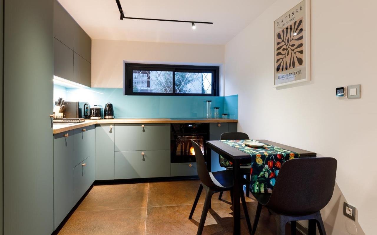 Stylish City Apartment Split Exterior photo